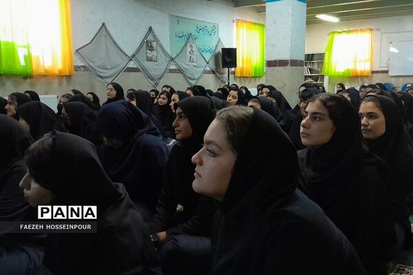 برگزاری همایش انگیزشی «بهترین خودت باش» ویژه دانش‌آموزان کنکوری در دبیرستان حکمت