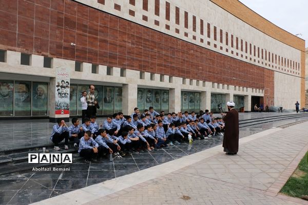 بازدید گروه‌های دانش‌آموزی از موزه دفاع مقدس قم
