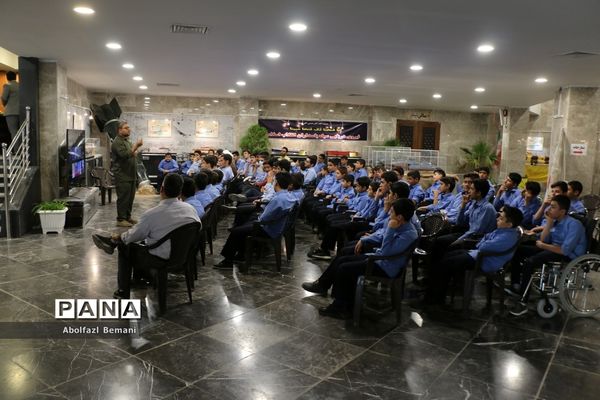 بازدید گروه‌های دانش‌آموزی از موزه دفاع مقدس قم