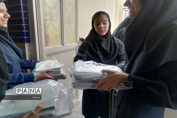 توزیع کتاب درسی در دبیرستان حضرت زینب (س)