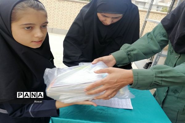 توزیع کتاب درسی در دبیرستان حضرت زینب (س)