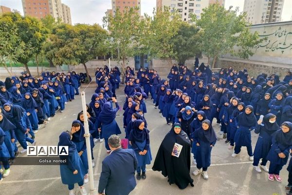 حضور خانواده‌‌ شهید نادر فهندژ سعدی در مدرسه شهدای مدافعان سلام پرند