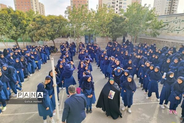 حضور خانواده‌‌ شهید نادر فهندژ سعدی در مدرسه شهدای مدافعان سلام پرند