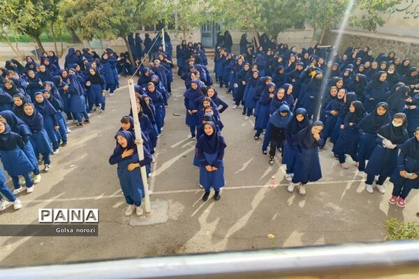 حضور خانواده‌‌ شهید نادر فهندژ سعدی در مدرسه شهدای مدافعان سلام پرند