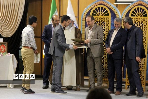 مراسم تجلیل از برگزیدگان چهل و یکمین دوره مسابقات قرآن، عترت و نماز دانش‌آموزان شهرستان کاشان