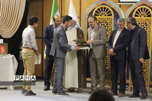 مراسم تجلیل از برگزیدگان چهل و یکمین دوره مسابقات قرآن، عترت و نماز دانش‌آموزان شهرستان کاشان