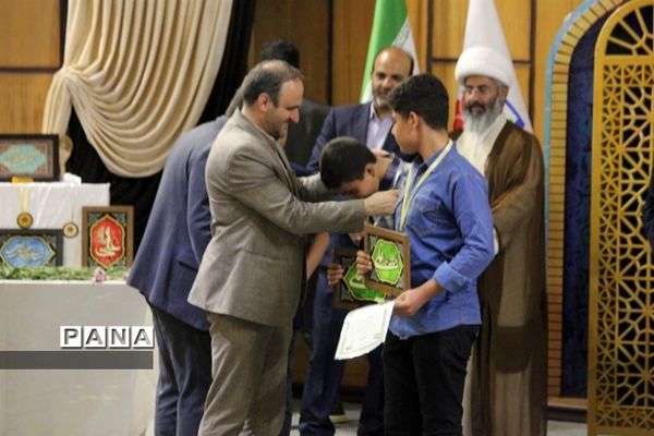 مراسم تجلیل از برگزیدگان چهل و یکمین دوره مسابقات قرآن، عترت و نماز دانش‌آموزان شهرستان کاشان