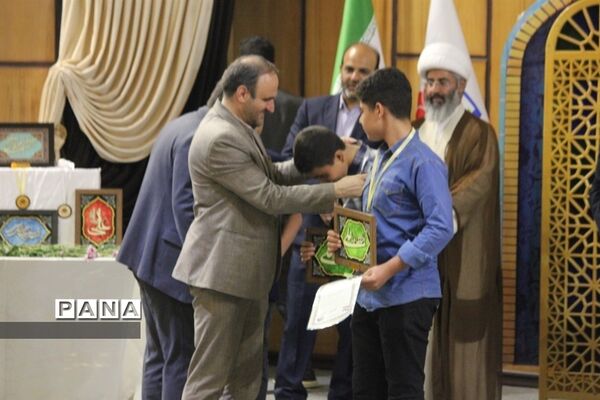 مراسم تجلیل از برگزیدگان چهل و یکمین دوره مسابقات قرآن، عترت و نماز دانش‌آموزان شهرستان کاشان