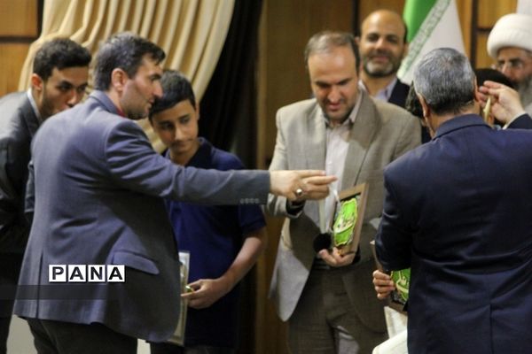 مراسم تجلیل از برگزیدگان چهل و یکمین دوره مسابقات قرآن، عترت و نماز دانش‌آموزان شهرستان کاشان