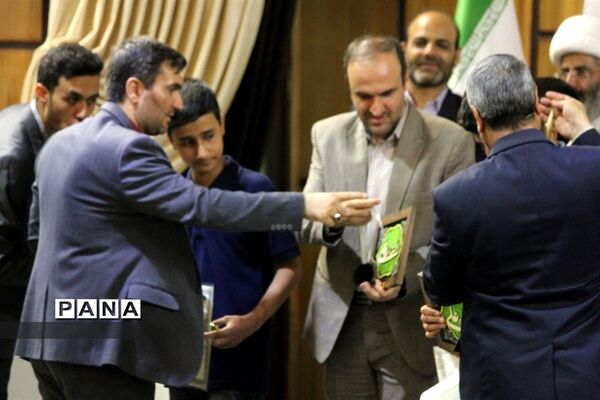 مراسم تجلیل از برگزیدگان چهل و یکمین دوره مسابقات قرآن، عترت و نماز دانش‌آموزان شهرستان کاشان