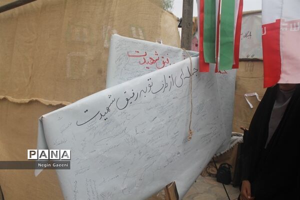 بازدید دانش‌آموزان دبیرستان غدیر قم از موزه دفاع مقدس