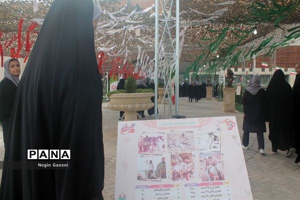 بازدید دانش‌آموزان دبیرستان غدیر قم از موزه دفاع مقدس