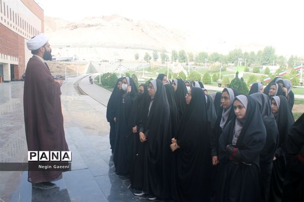 بازدید دانش‌آموزان دبیرستان غدیر قم از موزه دفاع مقدس