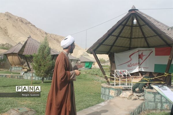 بازدید دانش‌آموزان دبیرستان غدیر قم از موزه دفاع مقدس