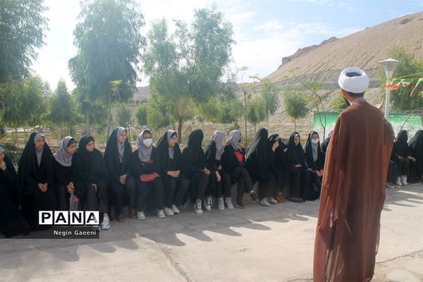 بازدید دانش‌آموزان دبیرستان غدیر قم از موزه دفاع مقدس