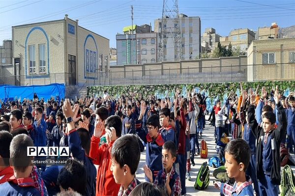 مراسم روزجهانی کودک در دبستان پسرانه حاج تقی احدیان