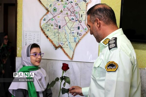 دیدار دانش‌آموزان با نیروی انتظامی شهرستان‌بهارستان