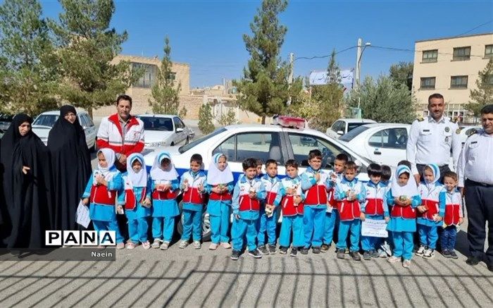 قدردانی کارکنان و اعضای کانون غنچه‌های هلال احمر نائین از خدمات پلیس