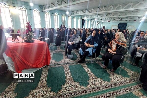 جلسه اولیا و مربیان در دبیرستان حجاب ناحیه ‌یک شهرری