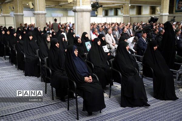 دیدار دست‌اندرکاران کنگره ملی شهدای همدان با مقام معظم رهبری