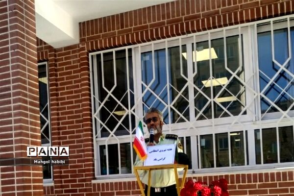 گرامیداشت هفته نیروی انتظامی در دبستان عذرا پورشهریاری