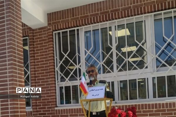 گرامیداشت هفته نیروی انتظامی در دبستان عذرا پورشهریاری