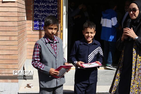 نواختن زنگ آغاز هفته ملی کودک در استان مرکزی