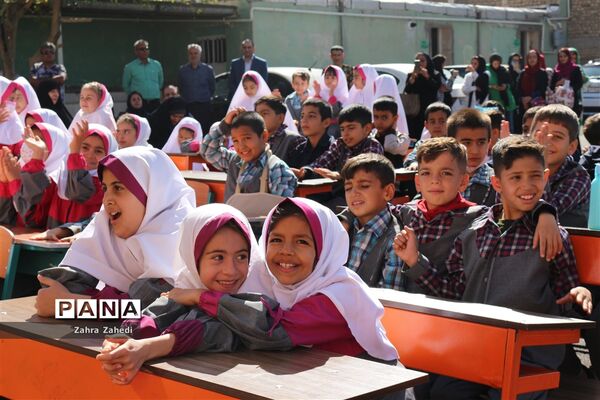 نواختن زنگ آغاز هفته ملی کودک در استان مرکزی