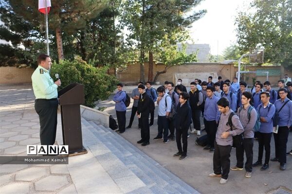 برگزاری صبحگاه دانش‌آموزی به‌‌مناسبت هفته نیروی انتظامی