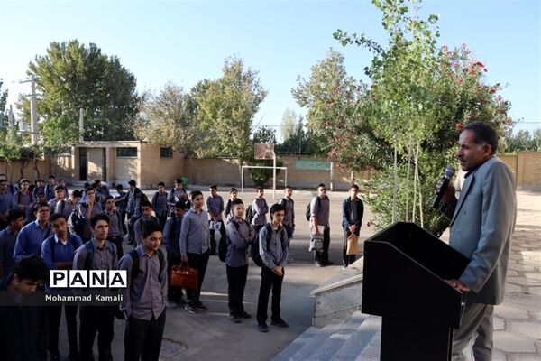 برگزاری صبحگاه دانش‌آموزی به‌‌مناسبت هفته نیروی انتظامی