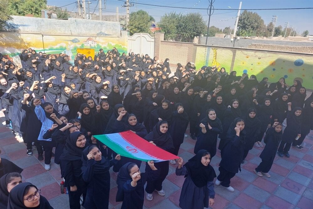 نواختن زنگ مقاومت در حمایت از مردم مظلوم فلسطین در دبیرستان شهید باهنر ورامین