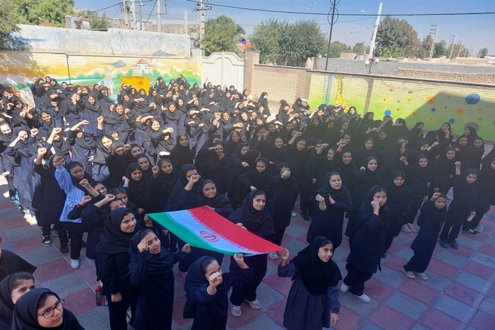 نواختن زنگ مقاومت در حمایت از مردم مظلوم فلسطین در دبیرستان شهید باهنر ورامین