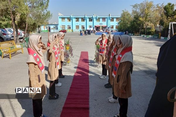 جشن عاطفه‌ها در دبستان پنجم مهر همزمان با روز جهانی کودک