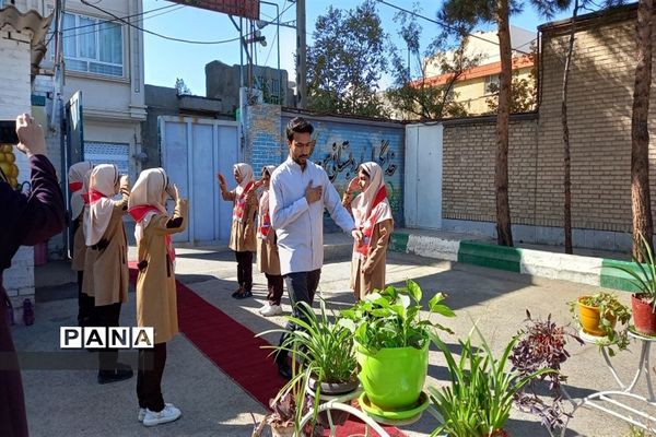 جشن عاطفه‌ها در دبستان پنجم مهر همزمان با روز جهانی کودک