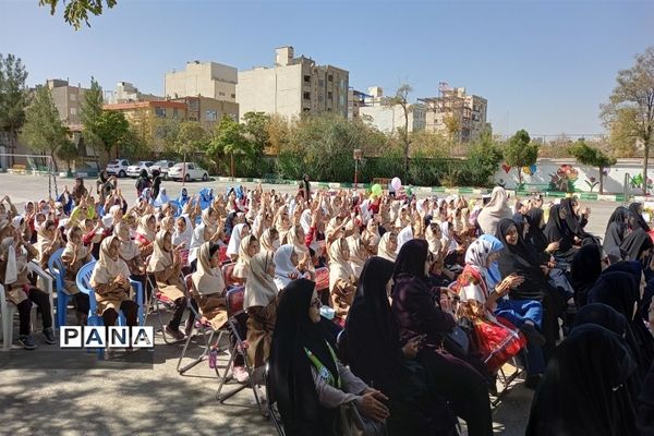 جشن عاطفه‌ها در دبستان پنجم مهر همزمان با روز جهانی کودک