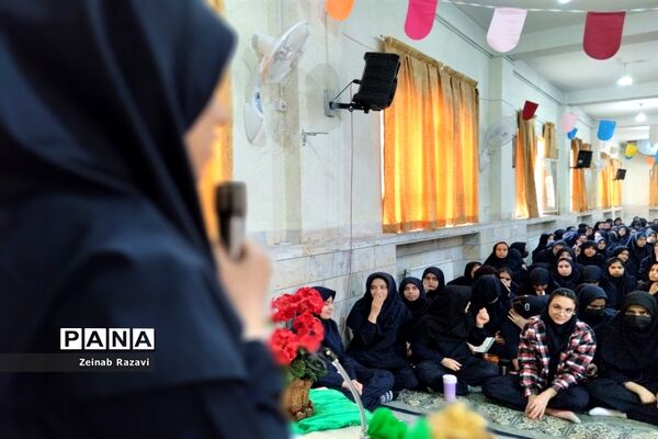 جشن میلاد پیامبر اکرم(ص) و امام جعفر صادق(ع) در دبیرستان شهیده حسنی سعدی
