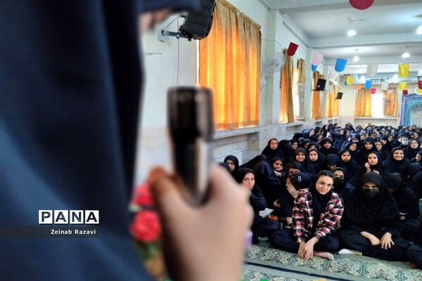 برپایی نمایشگاه «طوفان الاقصی» در دبیرستان فرزانگان شهیده حسنی سعدی قم