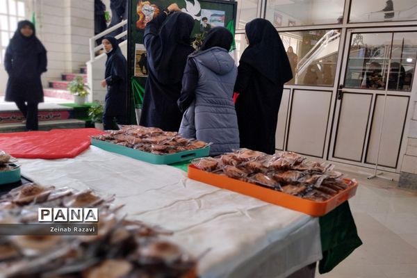 برپایی نمایشگاه «طوفان الاقصی» در دبیرستان فرزانگان شهیده حسنی سعدی قم