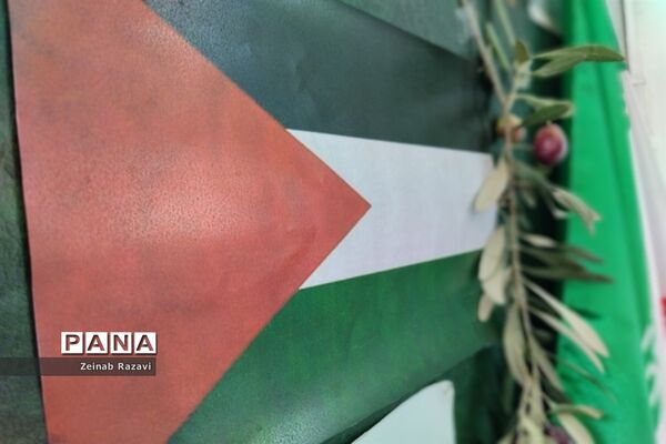 برپایی نمایشگاه «طوفان الاقصی» در دبیرستان فرزانگان شهیده حسنی سعدی قم