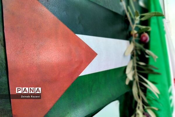 برپایی نمایشگاه «طوفان الاقصی» در دبیرستان فرزانگان شهیده حسنی سعدی قم