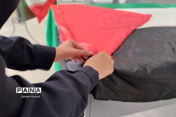 برپایی نمایشگاه «طوفان الاقصی» در دبیرستان فرزانگان شهیده حسنی سعدی قم