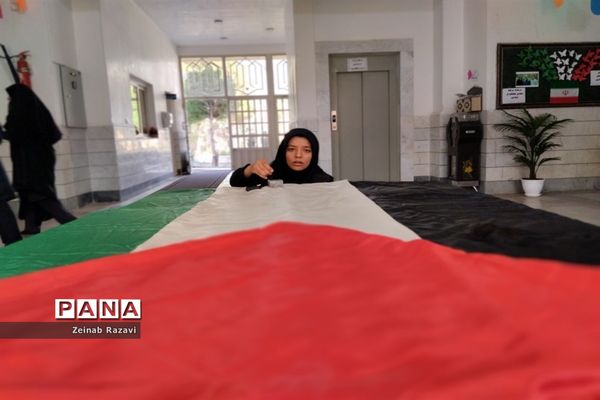 برپایی نمایشگاه «طوفان الاقصی» در دبیرستان فرزانگان شهیده حسنی سعدی قم