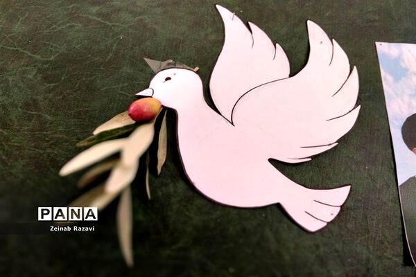 برپایی نمایشگاه «طوفان الاقصی» در دبیرستان فرزانگان شهیده حسنی سعدی قم