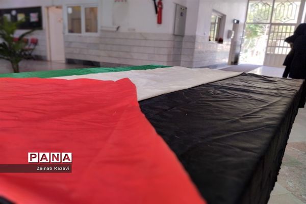 برپایی نمایشگاه «طوفان الاقصی» در دبیرستان فرزانگان شهیده حسنی سعدی قم