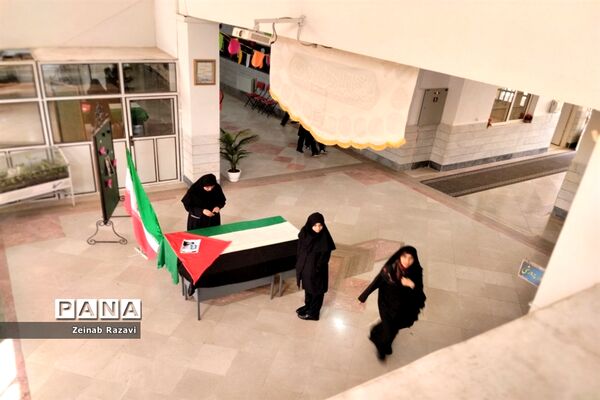 برپایی نمایشگاه «طوفان الاقصی» در دبیرستان فرزانگان شهیده حسنی سعدی قم