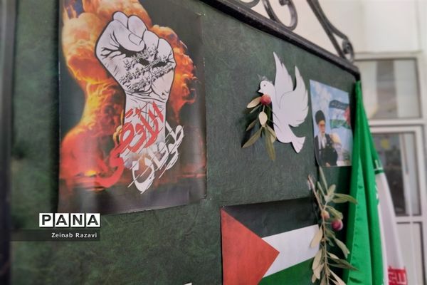 برپایی نمایشگاه «طوفان الاقصی» در دبیرستان فرزانگان شهیده حسنی سعدی قم