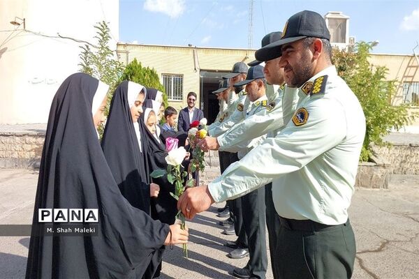 تقدیر دانش‌آموزان کهک قم از نیروی انتظامی