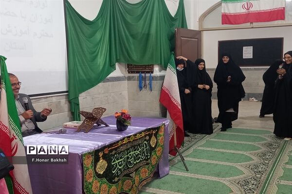 مراسم نمادین اهداء لوازم التحریر به دانش‌آموزان در قم