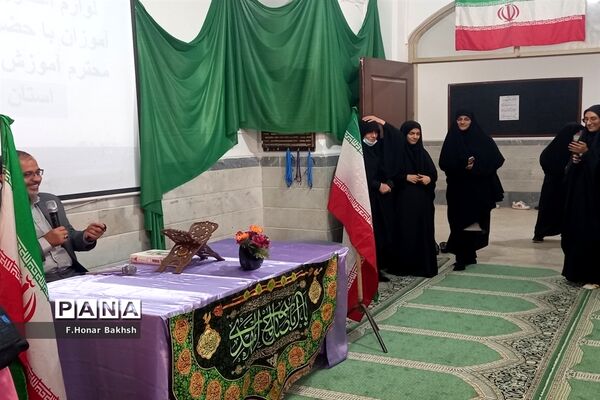 مراسم نمادین اهداء لوازم التحریر به دانش‌آموزان در قم