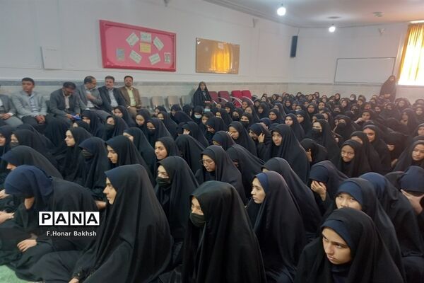 مراسم نمادین اهداء لوازم التحریر به دانش‌آموزان در قم